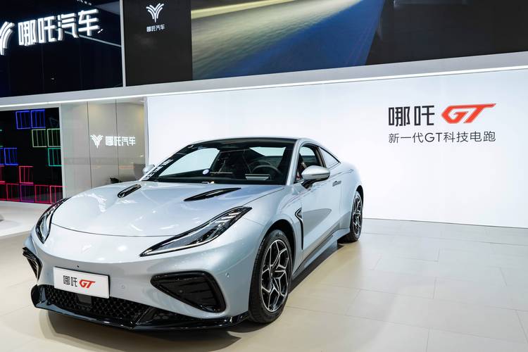 成都242哪吒汽车在智能汽车领域的表现，领途汽车在新能源汽车市场中的影响力